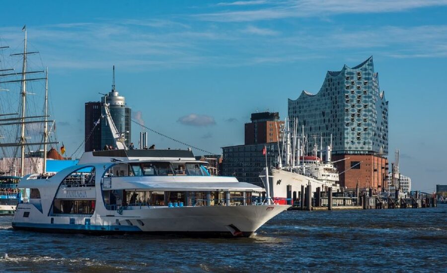 Hamburg: 2-Hour Sightseeing Cruise to Blankenese - From St. Pauli Piers to the Fish Market
