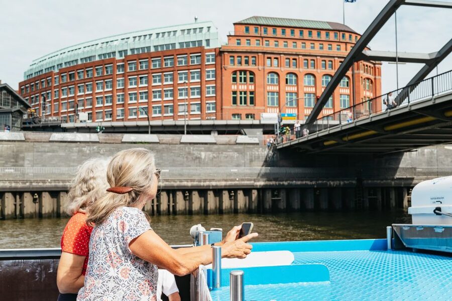 Hamburg: 2-Hour XXL Port of Hamburg Cruise Tour - Speicherstadt and the narrow canals