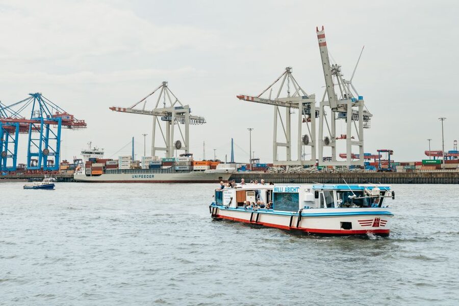 Hamburg: 2-Hour XXL Port of Hamburg Cruise Tour - From St. Pauli Piers into the port