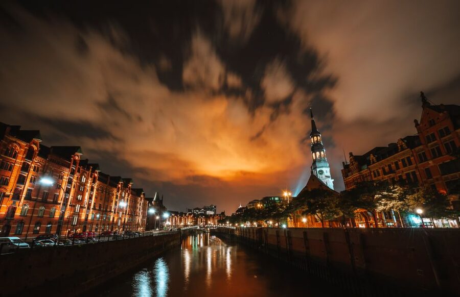 Hamburg: 90-Minute Evening Lights Harbor Cruise - Speicherstadt depends on the tide