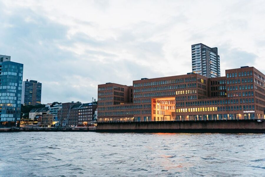 Hamburg: 90-Minute Evening Lights Harbor Cruise - What the German commentary means for you