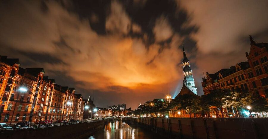 Hamburg: 90-Minute Evening Lights Harbor Cruise - From Landungsbrücken to the working port