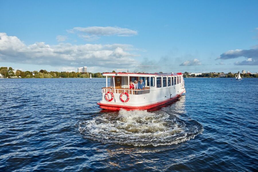 Hamburg: City Cruise on Alster Lake - Why Hamburg looks different from Alster Lake