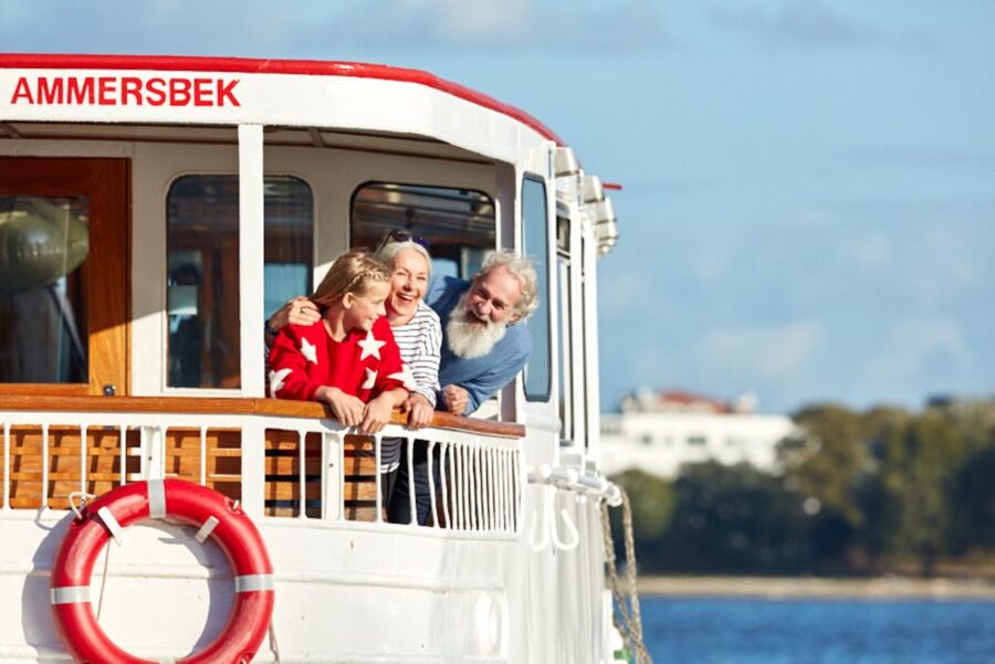 Hamburg: City Cruise on Alster Lake - Hotel Atlantic, the Blue Mosque, and grand Hamburg addresses