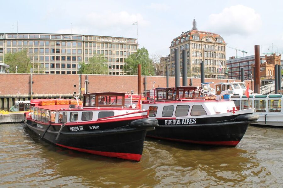 Hamburg: Harbor Cruise - Museum ships and HafenCity’s changing waterfront