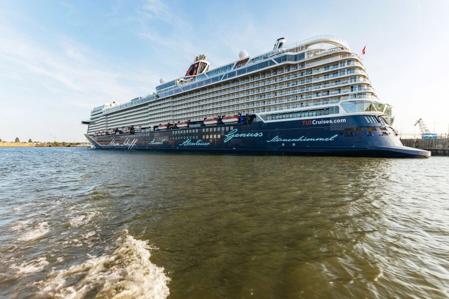 Hamburg: Harbor Cruise with Wine and Cheese - German Commentary and Language Limits