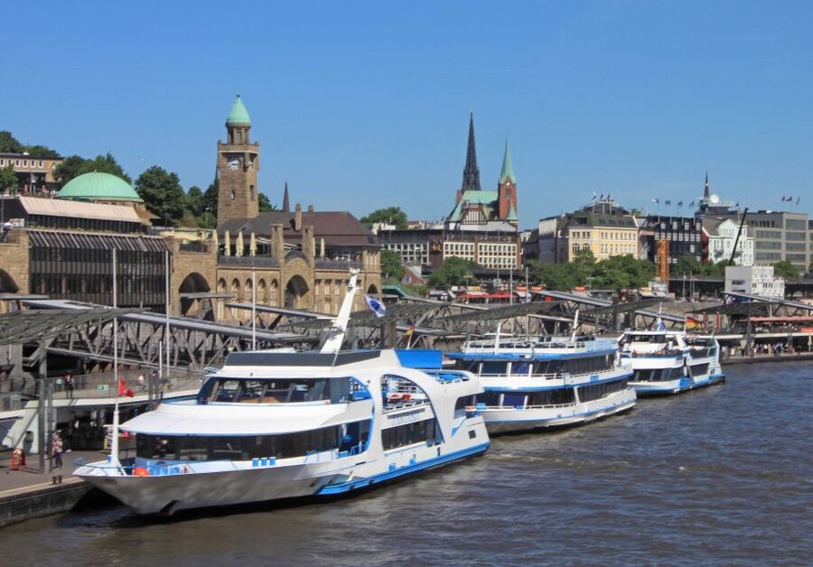 Hamburg: Line F Hop-On Hop-Off Bus and Boat Tour - St. Pauli Piers and the harbor cruise