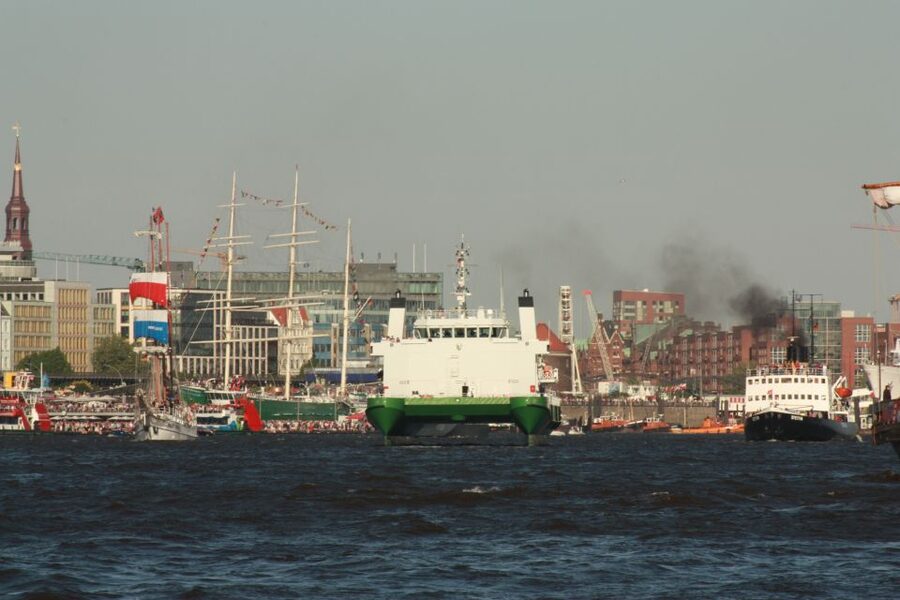 Hamburg: Line F Hop-On Hop-Off Bus and Boat Tour - City Hall, Jungfernstieg, and the Alster