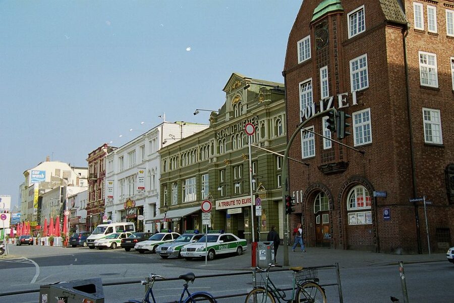 Hamburg: Line F Hop-On Hop-Off Bus and Boat Tour - Guides, audio, and weather