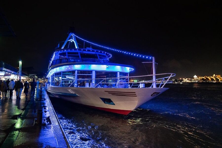 Hamburg: Saturday Night Boat Party - Unlimited drinks, with a few important limits