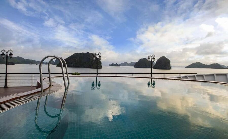 Hanoi: Aspira 5★ Overnight Cruise w/ Balcony & Free Transfer - Crowds, food, and the real value