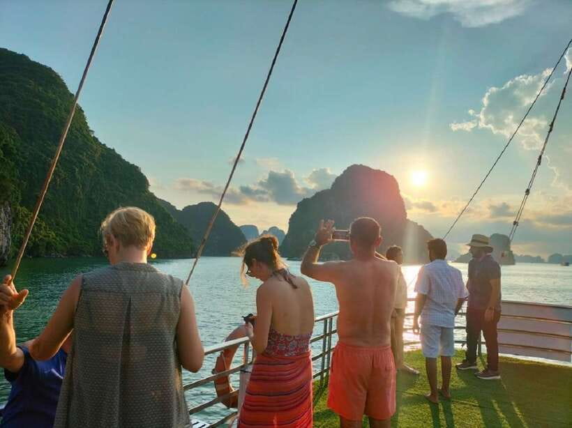Hanoi: Ha Long Bay Day Cruise - Swimming, Meal, Kayaking - Kayaking or bamboo boating at Luon Cave