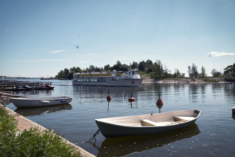 Helsinki: City Highlights 1.5-Hour Archipelago Cruise - Sun deck, big windows, and the weather choice