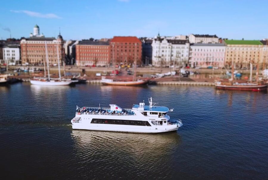 Helsinki: Evening Archipelago Cruise - Choosing between the sundeck and indoor cabin