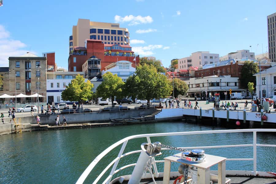 Hobart: Historic Lunch Cruise - Returning past the Botanic Garden and Government House