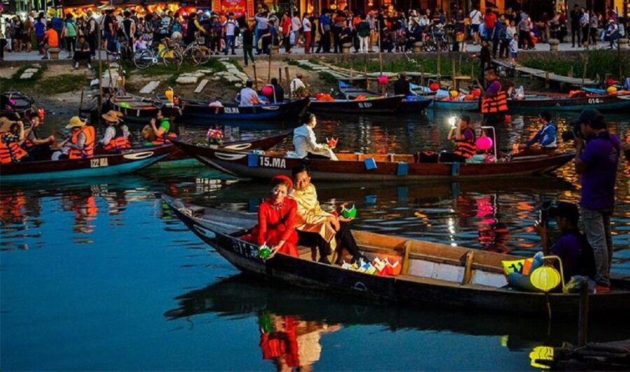Hoi An : Hoai River Boat Trip by Night and Floating Lantern - The five-minute walk to the Thu Bồn River
