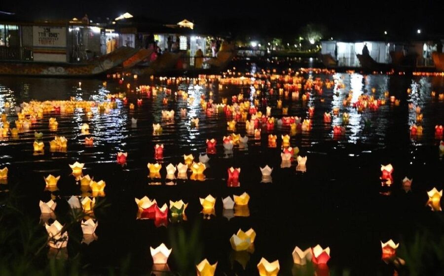 Hoi An : Hoai River Boat Trip by Night and Floating Lantern - The 10 to 15 minute cruise