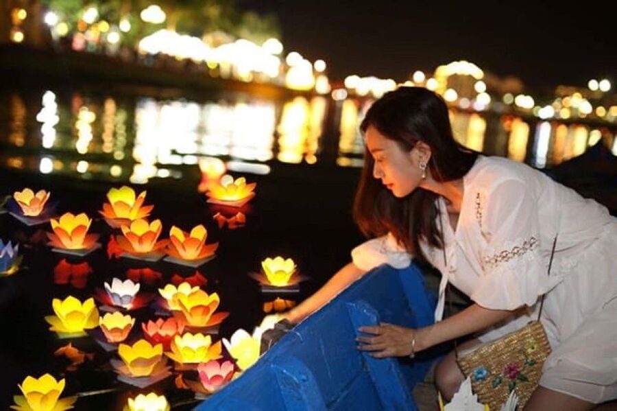 Hoi An : Hoai River Boat Trip by Night and Floating Lantern - How crowded is the river at night?
