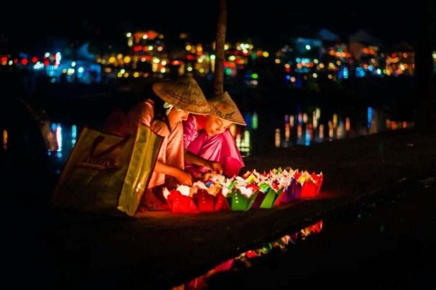 Hoi An : Hoai River Boat Trip by Night and Floating Lantern - Is $8 good value?