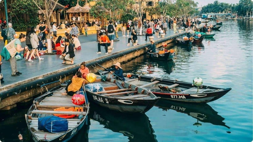 Hoi An: River Lantern Boat Experience with Free 5G eSIM - Boarding the traditional boat for a 20-minute ride