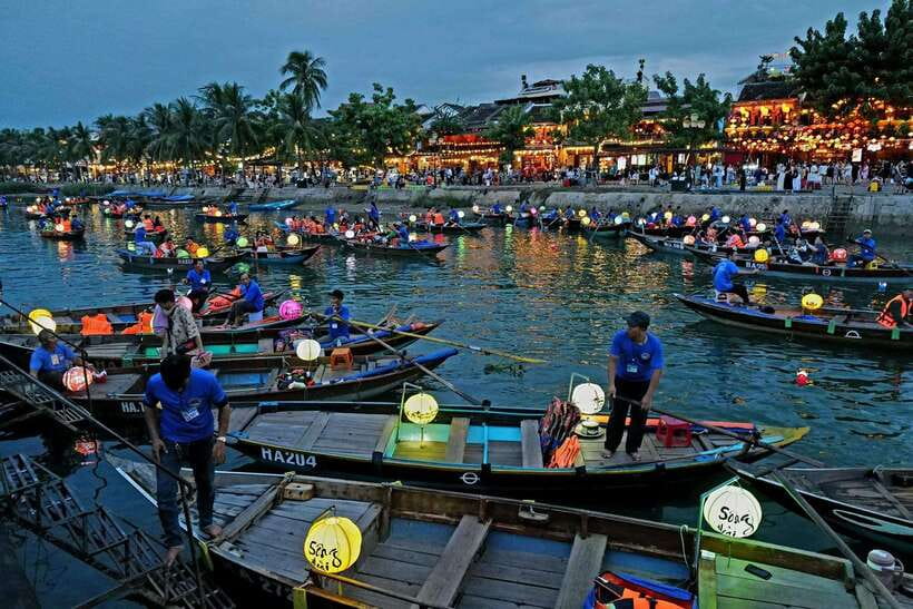 Hoi An: River Lantern Boat Experience with Free 5G eSIM - A 15-minute stroll through Hoi An’s Old Town