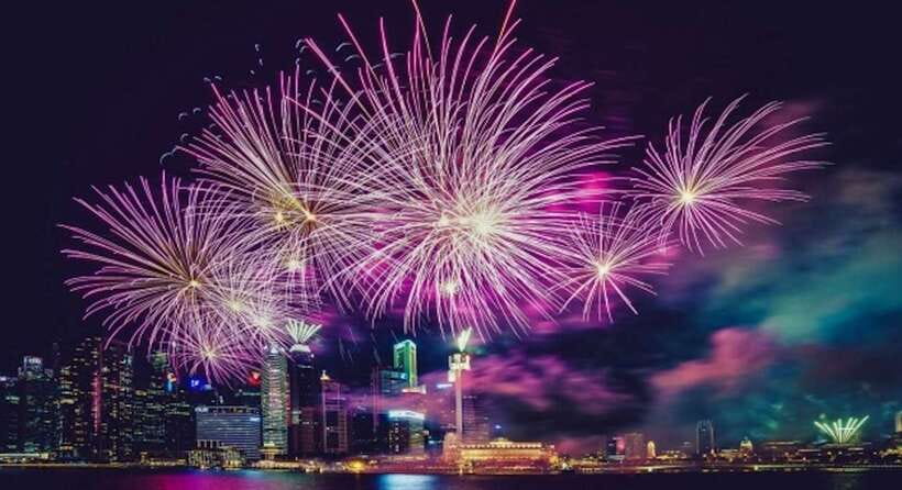 Hong Kong: Victoria Harbor Symphony Unlimited Drink Cruise - The hour on the water