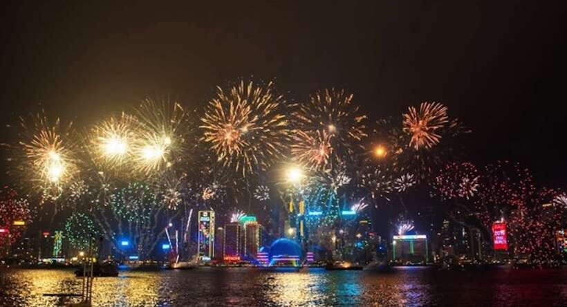 Hong Kong: Victoria Harbor Symphony Unlimited Drink Cruise - Sunset departures versus the night light show