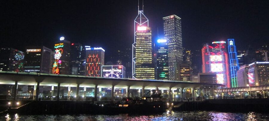 Hong Kong: Victoria Harbor Symphony Unlimited Drink Cruise - How crowded is the boat?
