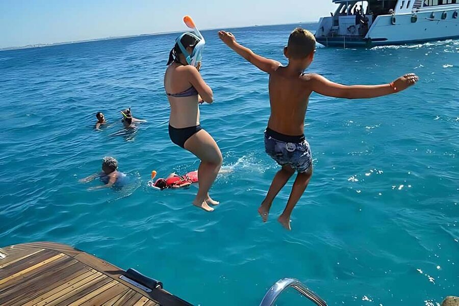 Hurghada: Dolphin Watching Boat Tour with Snorkeling & Lunch - Key points at a glance