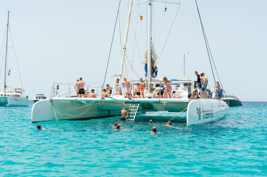 Ibiza: Catamaran Cruise to Formentera with Meal and Drinks - Open bar with sensible expectations