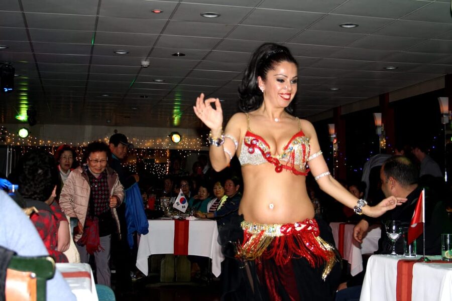 Istanbul: Bosphorus Dinner Cruise Incl. Drinks with Transfer - A Turkish stage show with plenty of variety