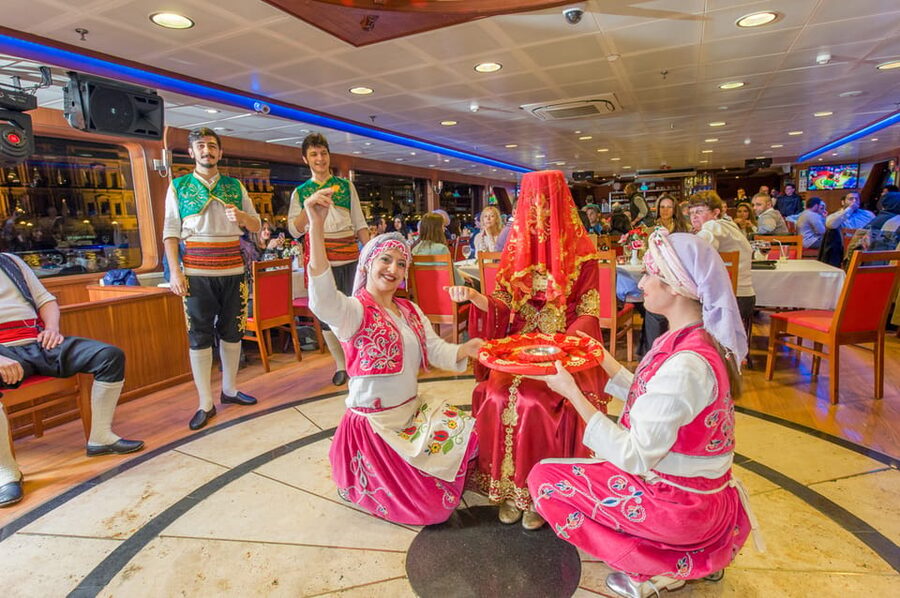 Istanbul: Bosphorus Dinner Cruise Incl. Drinks with Transfer - Dolmabahçe, Çırağan, and Ortaköy after dark
