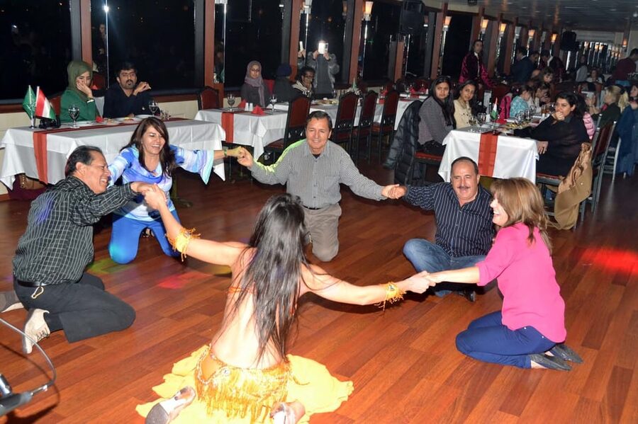 Istanbul: Bosphorus Dinner Cruise Incl. Drinks with Transfer - What the atmosphere is really like