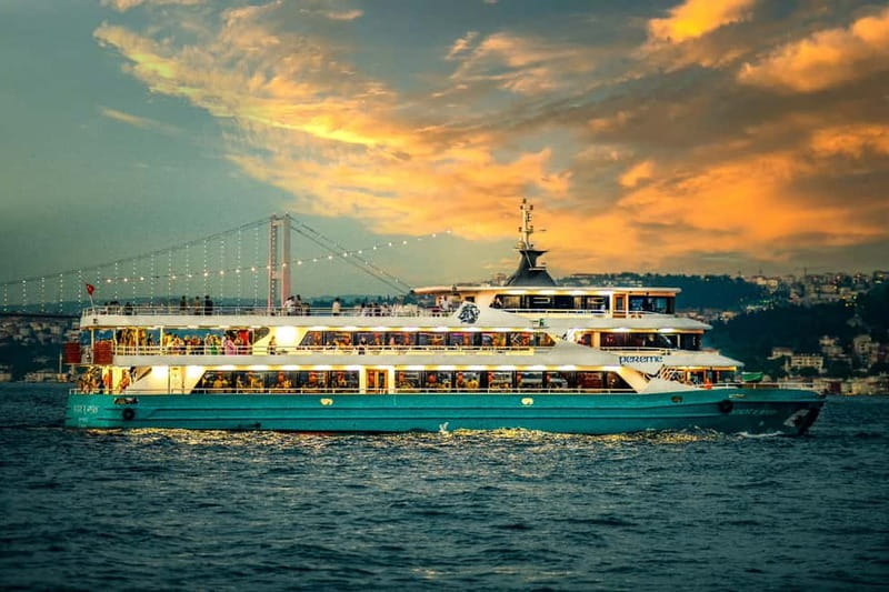 Istanbul: Bosphorus Dinner Cruise with Turkish Night Show - Why this Bosphorus cruise works so well at night