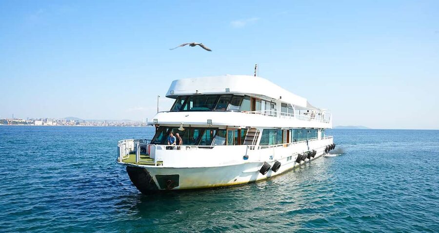Istanbul: Bosphorus & Golden Horn Cruise Daytime or Sunset - The guide and the audio system