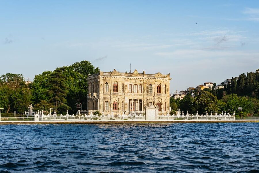 Istanbul: Bosphorus Sunset Cruise on a Luxury Yacht - Kucuksu Palace and Beylerbeyi Palace