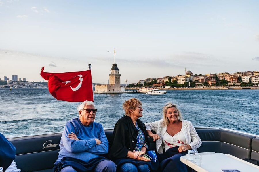 Istanbul: Bosphorus Sunset Cruise on a Luxury Yacht - Uskudar, Maiden’s Tower, and the return south