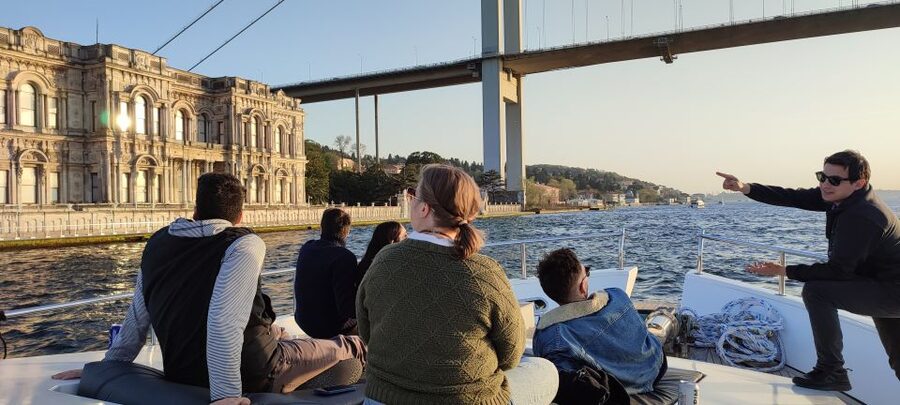 Istanbul: Bosphorus Sunset Cruise on Yacht with Live Guide - The Asian shore: Anatolian Fortress and Küçüksu Palace