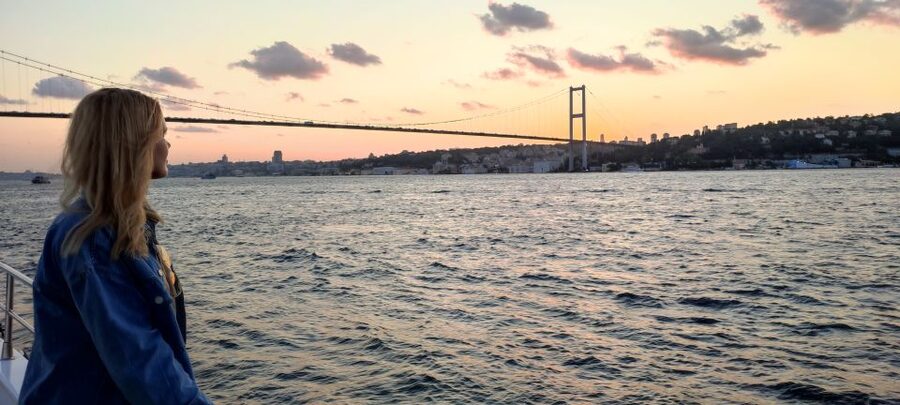 Istanbul: Bosphorus Sunset Cruise on Yacht with Live Guide - Returning toward Topkapı Palace and the old city