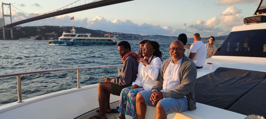Istanbul: Bosphorus Sunset Cruise on Yacht with Live Guide - Starting at Kabataş and finding the boat