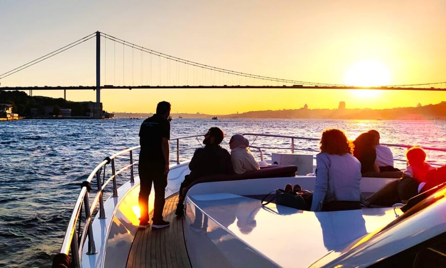 Istanbul: Bosphorus Sunset Yacht Cruise with Live Guide - Key points at a glance