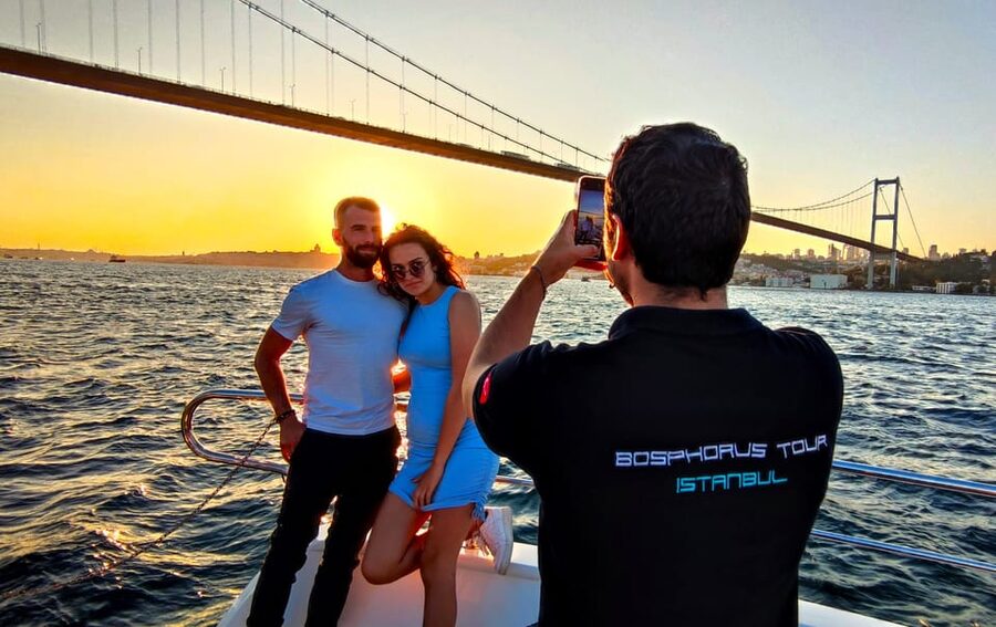 Istanbul: Bosphorus Sunset Yacht Cruise with Live Guide - Why sunset is the right time on the Bosphorus