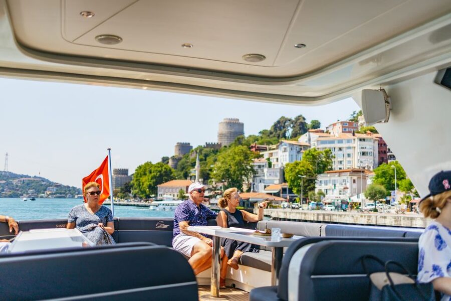 Istanbul: Bosphorus Yacht Cruise with Stopover on Asian Side - Dolmabahce and the European waterfront
