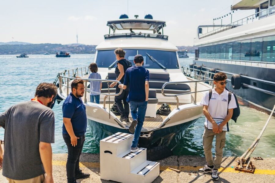 Istanbul: Bosphorus Yacht Cruise with Stopover on Asian Side - Kanlica, the short Asian-side break