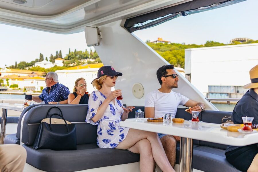 Istanbul: Bosphorus Yacht Cruise with Stopover on Asian Side - The Asian shore and the return toward old Istanbul