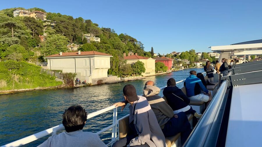 Istanbul: Daytime or Sunset Sightseeing Cruise & Audio Guide - Bridges, fortresses, and palace views