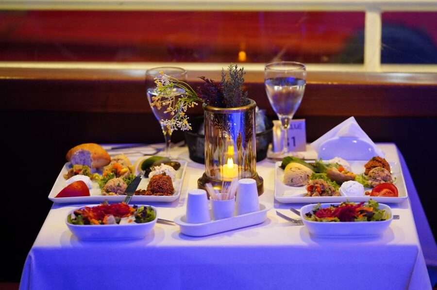 Istanbul: Dinner Cruise and Entertainment with Private Table - Beylerbeyi Palace and Maiden’s Tower