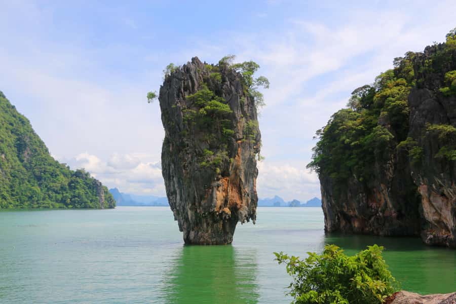 Khao Lak: Phang Nga Bay & James Bond Island by Longtail Boat - Canoeing beside limestone walls