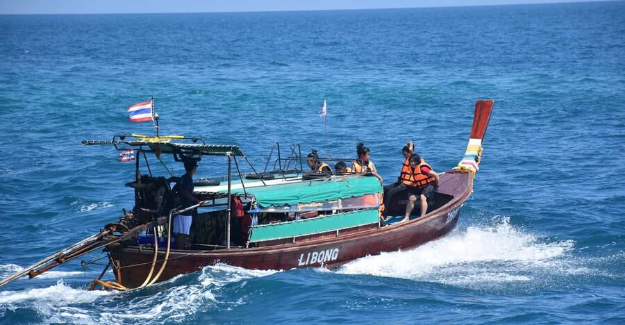 Koh Lanta: 4 Islands and Emerald Cave Tour by Longtail Boat - Koh Chueak: first snorkeling stop and sea caves