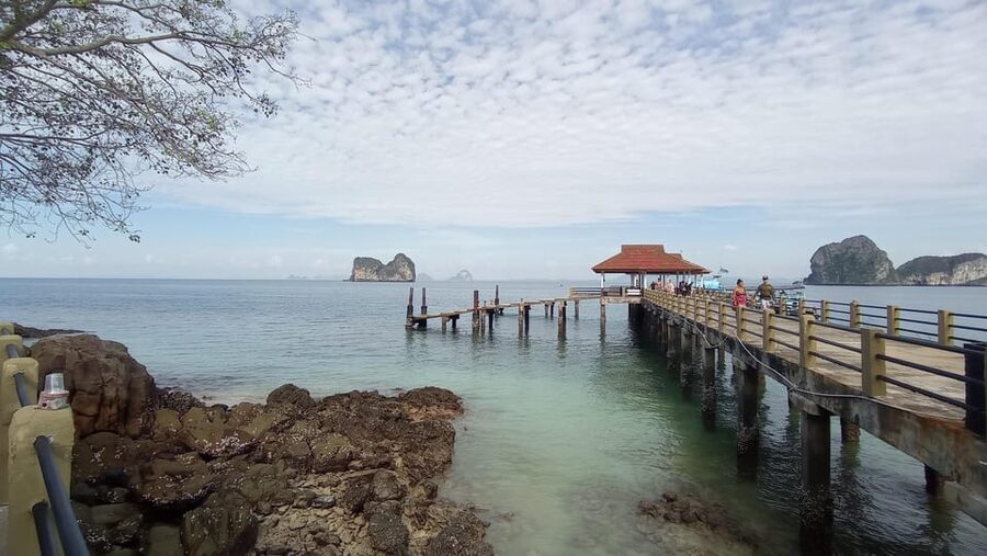 Koh Lanta: 4 Islands and Emerald Cave Tour by Longtail Boat - Swimming through Morakot Cave on Koh Mook